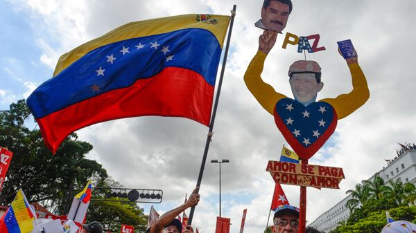 Сторонники президента Венесуэлы Николаса Мадуро во время мероприятия в честь 26-летия колективос El Caracazo в Каракасе. 2015 год 