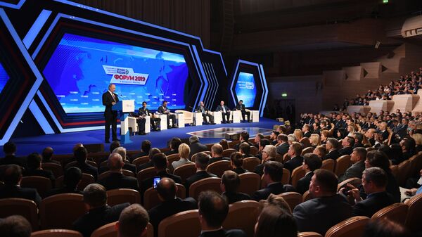 Президент РФ Владимир Путин выступает на форуме Деловая Россия