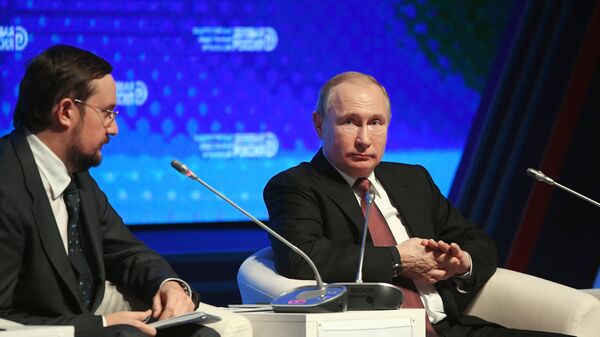 Президент РФ Владимир Путин принимает участие в заседании форума Деловой России