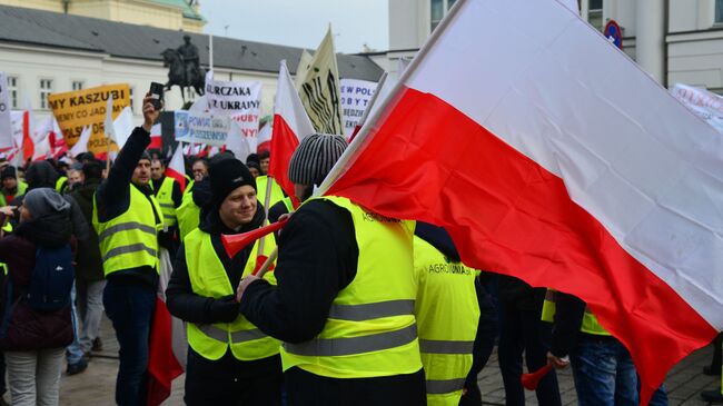 Акция протеста фермеров у президентского дворца в Варшаве