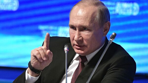 Президент РФ Владимир Путин на форуме Деловая Россия