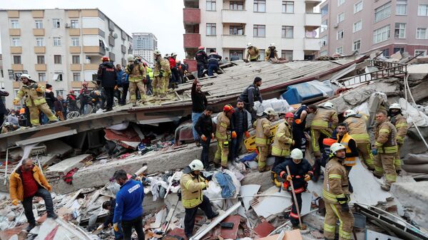 Спасатели работают на месте обрушения жилого дома в Стамбуле