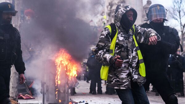 Столкновения участников с полицией во время акции протеста жёлтых жилетов в Париже
