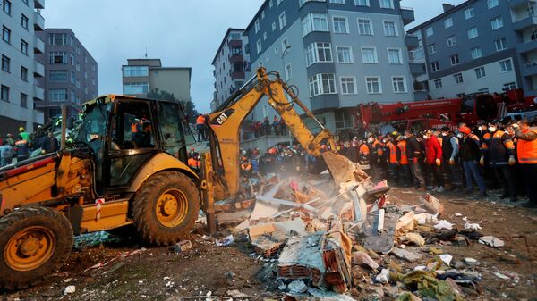Место обрушения жилого дома в Стамбуле 