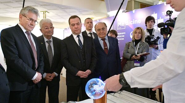 Дмитрий Медведев во время осмотра выставки научно-исследовательских проектов в области химии в здании РАН. 6 февраля 2019