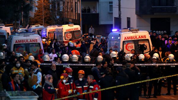 Автомобили скорой помощи рядом с местом обрушения жилого дома в Стамбуле