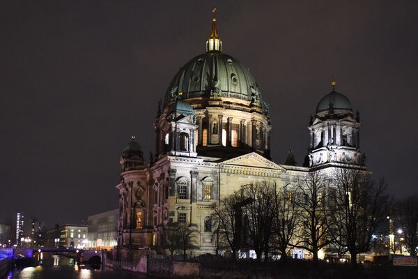 Домский собор - Берлинский кафедральный собор на Музейном острове на реке Шпре в Берлине