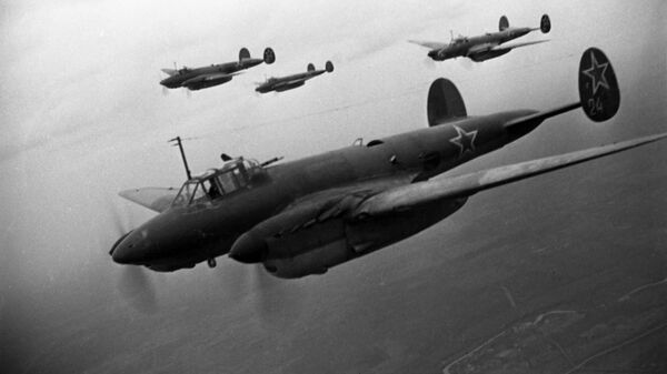 Советские бомбардировщики Пе-2 атакуют немецкие позиции 