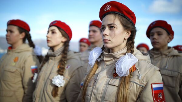Юнармейцы во время городской патриотической акции Белые чайки в Новороссийске