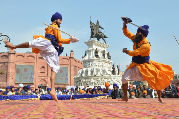 Индийские сикхи демонстрируют приемы боевого искусства Гатка во время соревнования в Амритсаре