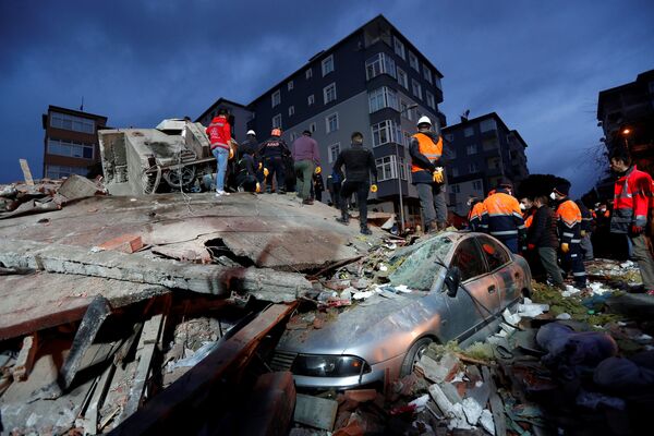 Спасатели на месте обрушившегося жилого дома в Стамбуле, Турция