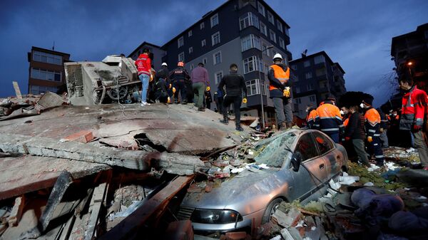 Спасатели на месте обрушившегося жилого дома в Стамбуле, Турция