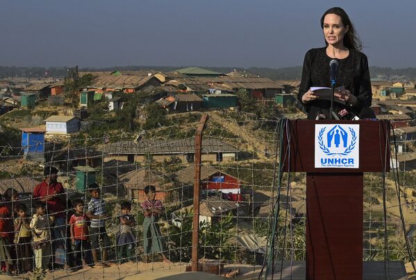 Специальный посланник ООН по делам беженцев Анджелина Джоли во время визита в лагерь для беженцев Рохинджа в Бангладеш