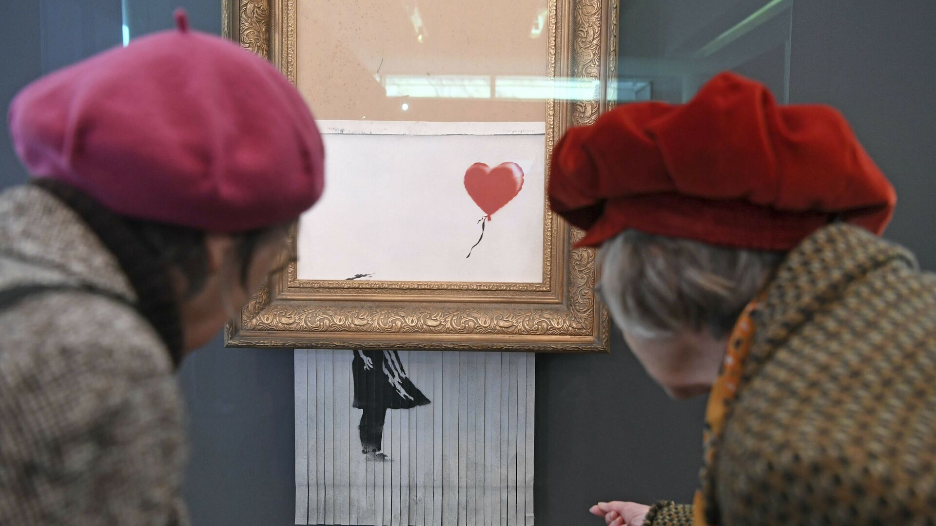 Посетители рассматривают самоуничтожившуюся картину Бэнкси Любовь в мусорной корзине в музее Фридера Бурды в Баден-Бадене - РИА Новости, 1920, 20.08.2020
