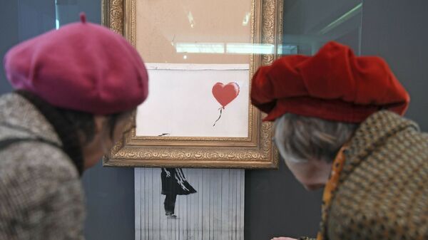 Посетители рассматривают самоуничтожившуюся картину Бэнкси Любовь в мусорной корзине в музее Фридера Бурды в Баден-Бадене