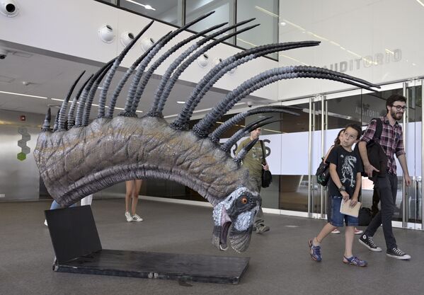 Копия длиннозубого динозавра на презентации в Буэнос-Айресе