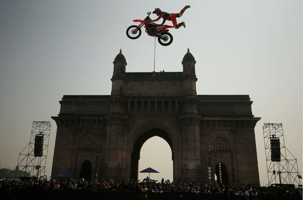 Алексей Колесников во время выступления на соревнованиях по фристайл-мотокроссу Red Bull FMX Jam в Мумбаи, Индия