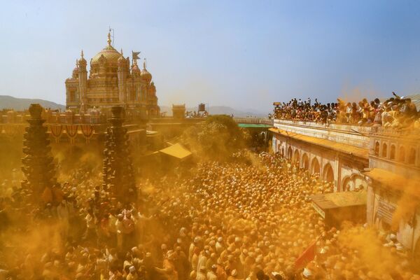 Верующие во время праздника Сомвати Амавасья (новолуние) в Чеджури, Индия