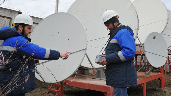 Инженеры Радиотелевизионного передающего центра Чеченской Республики проверяют передачу спутникового сигнала