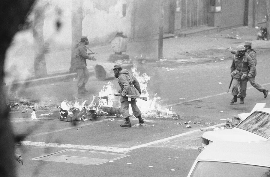 Солдаты тушат баррикады в Тегеране, Иран. 29 декабря 1978 