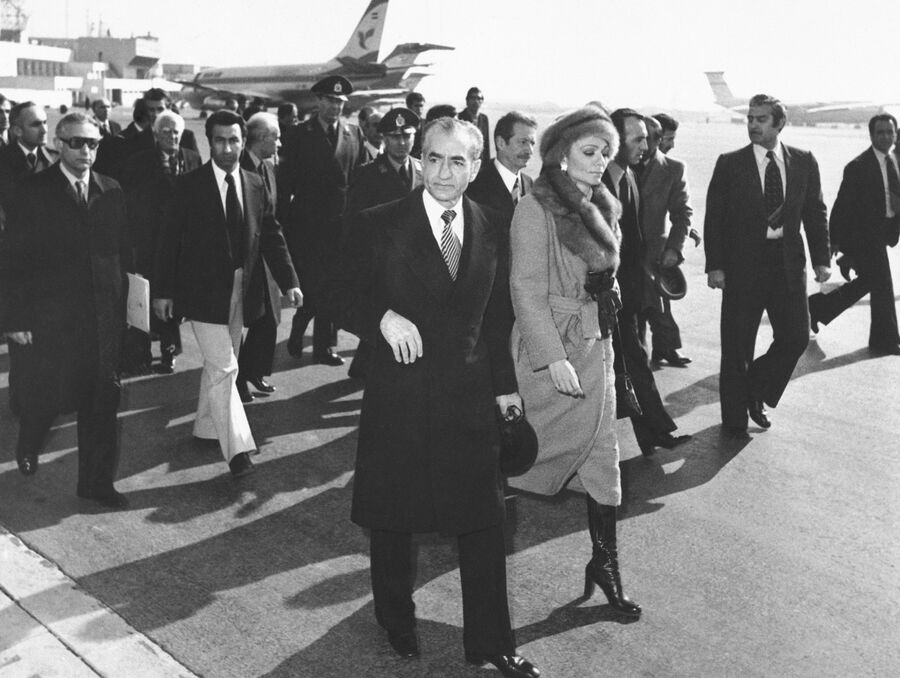 Шах Мохаммед Реза Пехлеви с супругой перед посадкой в самолет в аэропорту Мехрабад в Тегеране, Иран. 16 января 1979 