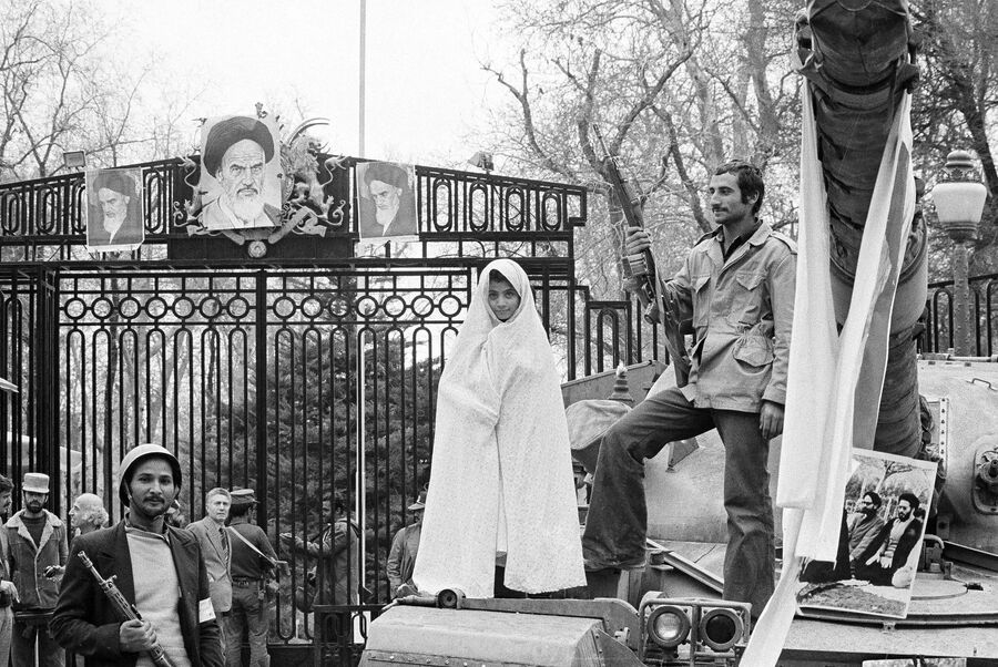 Протесты у Дворца Ниаваран, где останавливался шах Мохаммед Реза Пехлеви в Тегеране,  Иран. 1979 