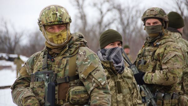 Украинские военнослужащие во время обмена военнопленными между ЛНР и Украиной
