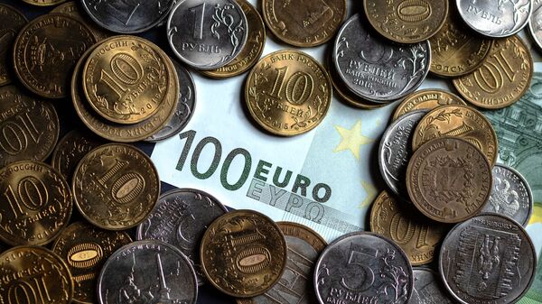 Российские рубли и купюра номиналом сто евро