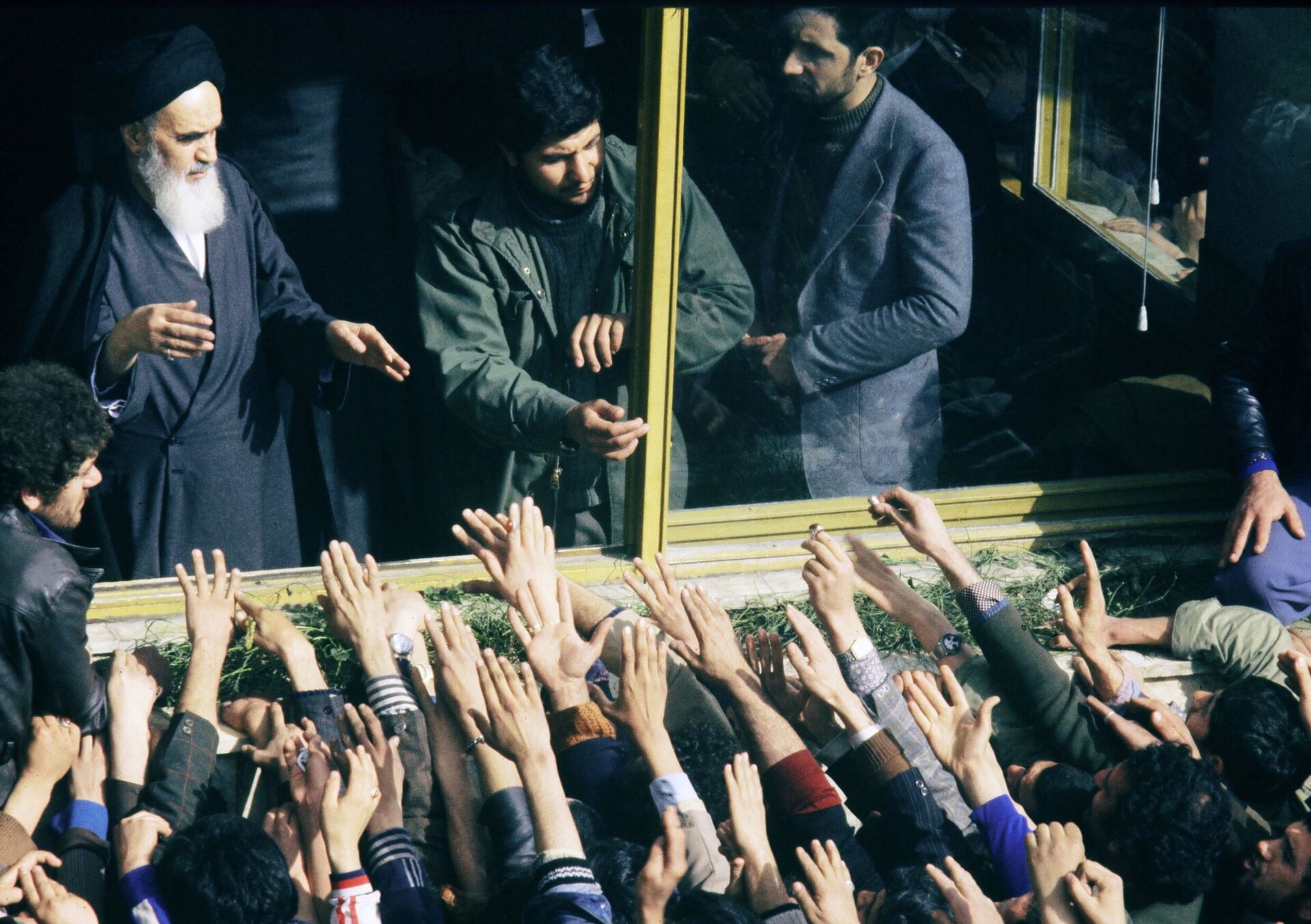 Иранцы приветствуют аятоллу Хомейни в Тегеране. 2 февраля 1979  - РИА Новости, 1920, 29.09.2020