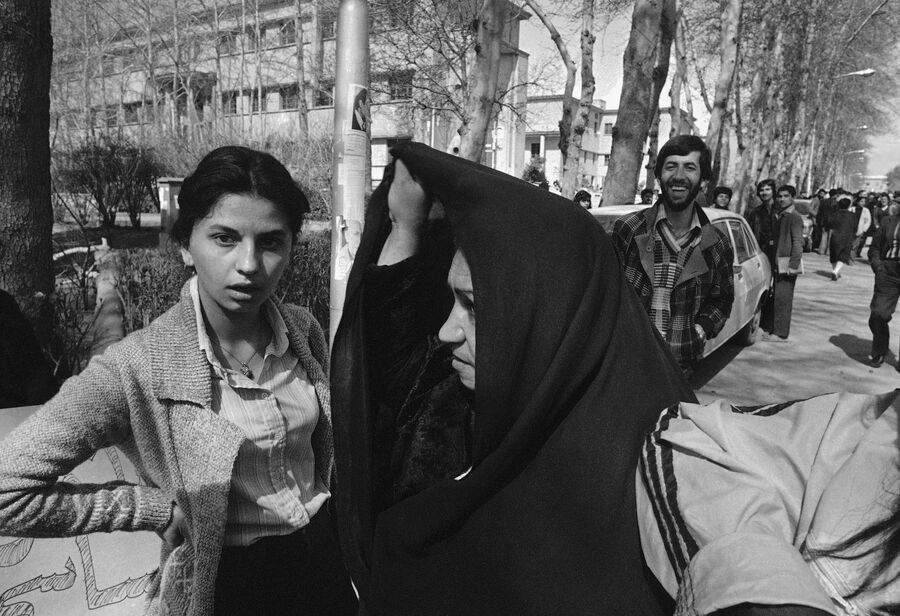 Иранские женщины, одетые в традиционном и западном стиле, в Тегеране. 12 марта 1979