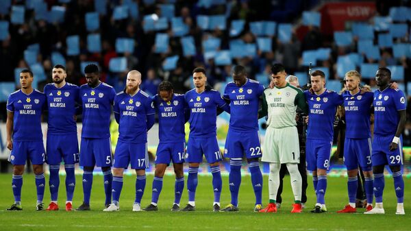 Футболисты Кардиффа во время минуты молчания в память об Эмилиано Сале