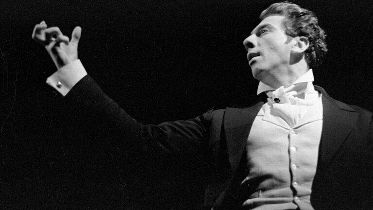 Артист Сергей Юрьевич Юрский в роли Чацкого в спектакле по пьесе А. С. Грибоедова Горе от ума