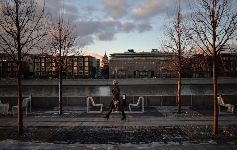 Девушка гуляет в парке Музеон Девушка гуляет в парке Музеон