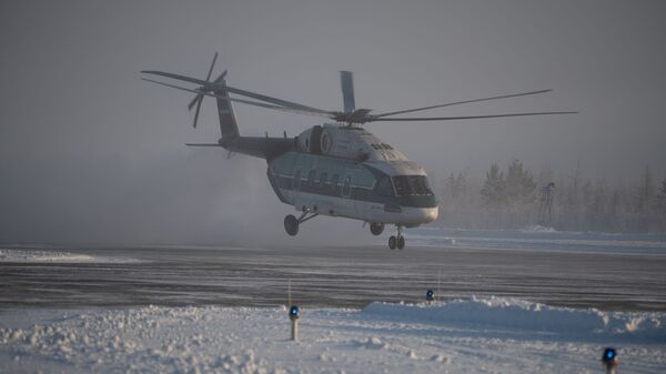 Вертолет Ми-38 во время испытаний в аэропорту Мирный в Якутии 