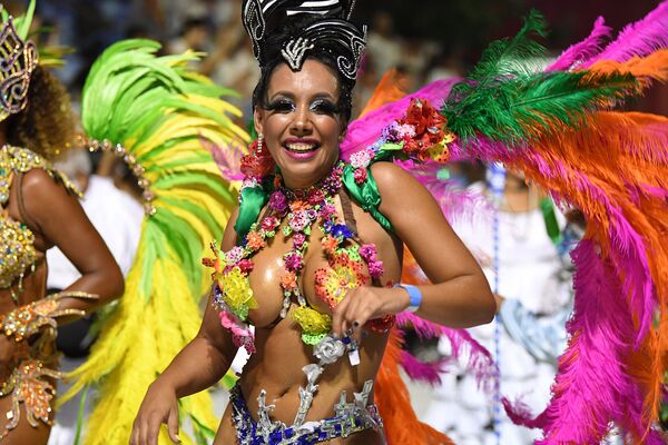 Танцовщина кандомбе на Уругвайском карнавале