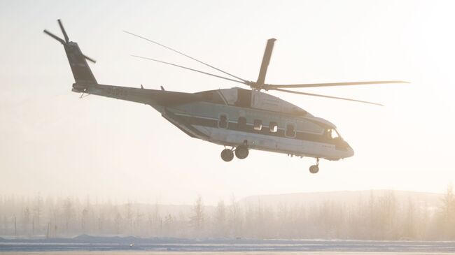 Вертолет Ми-38 во время испытаний в аэропорту Мирный в Якутии