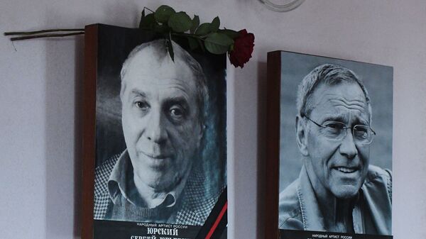 Цветы на портрете Серея Юрского в холле театра имени Моссовета