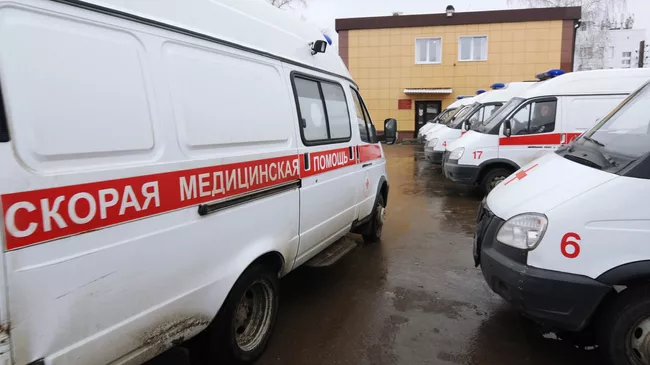 Автомобили скорой медицинской помощи на стоянке
