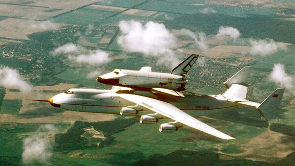 Самолет АН-225 Мрия с космическим кораблем Буран в полете