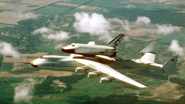 Самолет АН-225 Мрия с космическим кораблем Буран в полете