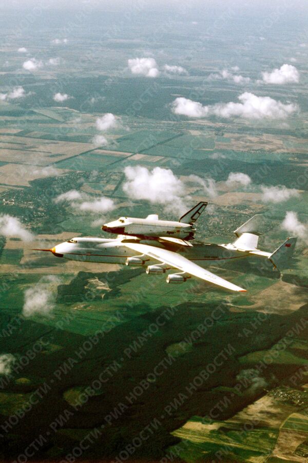 Самолет Ан-225 Мрия с космическим кораблем Буран в полете