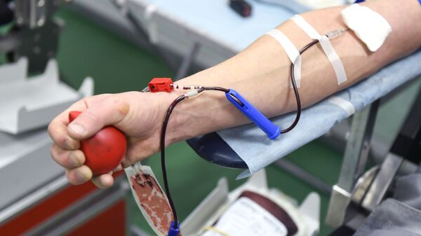  Сдача крови в мобильной станции переливания крови. Архивное фото