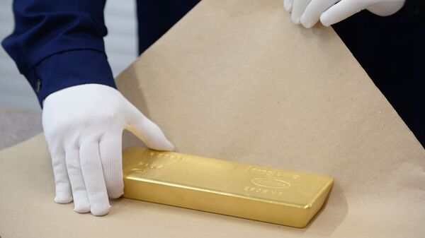 Упаковка золотого слитка на Екатеринбургском заводе