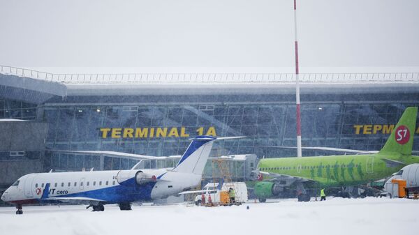 Самолеты авиакомпаний ЮВТ Аэро и S7 Airlines в международном аэропорту Казани