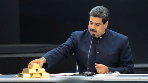 Президент Венесуэлы Николас Мадуро держит золотые слитки  во Дворце Мирафлорес в Каракасе 