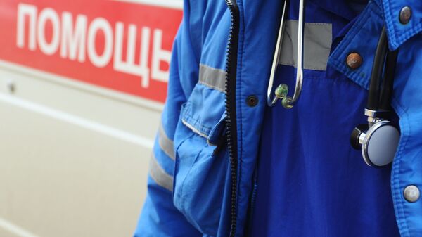 Фонендоскоп на шее врача станции скорой медицинской помощи