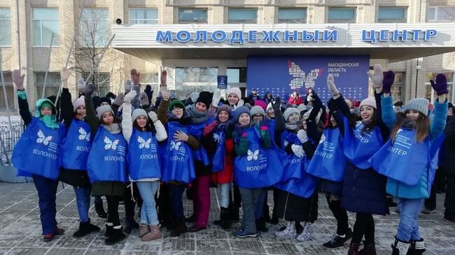 Участники флешмоба, посвященного отключению аналогового телевещания, у здания Молодежного центра в Магадане. 9 февраля 2019