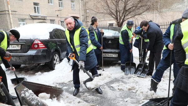 Врио губернатора Санкт-Петербурга Александр Беглов принял участие в уборке города от снега и наледи