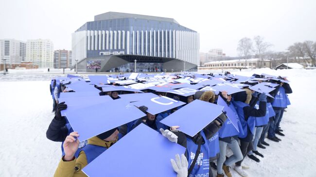 Участники флешмоба, посвященного отключению аналогового телевещания в Пензе. 9 февраля 2019
