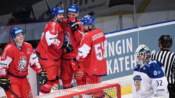 Хоккеисты сборной Чехии радуются заброшенной шайбе в ворота финской сборной
